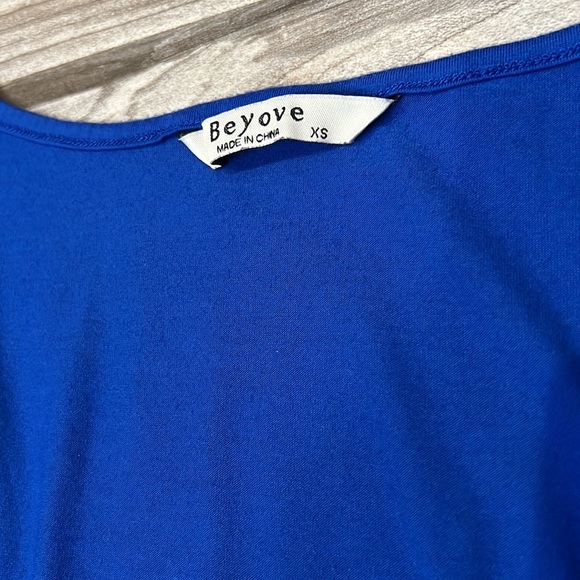 💙Beautiful Royal Blue Sexy Deep V T-shirt in XS, only worn once! - Picture 4 of 7